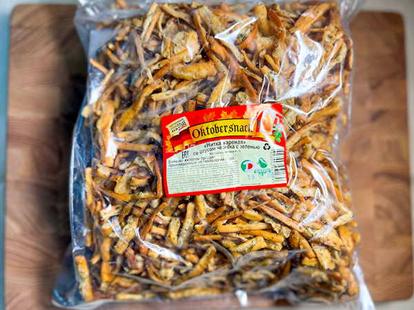 Нитка ЖАРЕНАЯ "Чеснок с зеленью" Oktobtersnak 1 кг (сырный продукт) в Новокузнецке